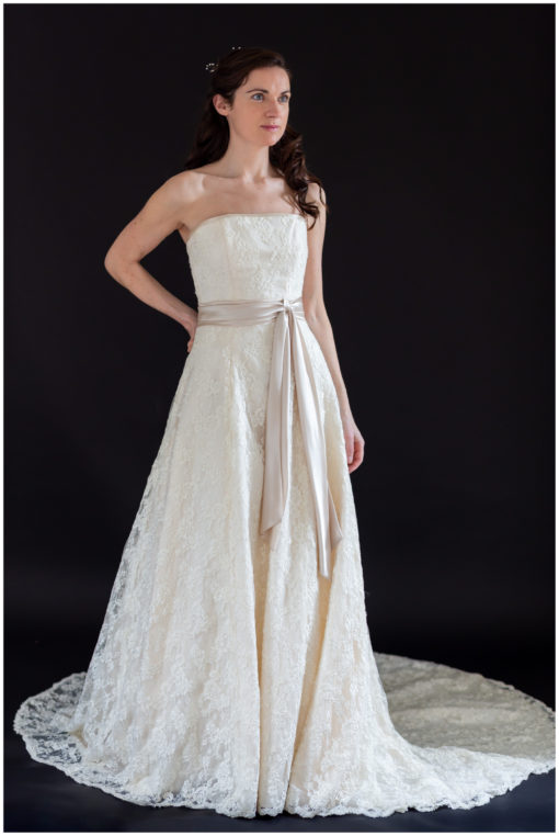 Sharon Hoey Lace Wedding Dress - Image 2